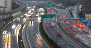 高速道路の「新しい深夜割引」って結局いつから始まるの？ 夏の旅行ではいつも深夜割引で交通費を抑えていたのですが、見直しで何が変わるのでしょうか？ 変更ポイントをおさらい