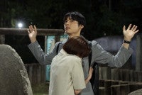 『告白－25年目の秘密－』“爽太”松村北斗、“麻里子”岡崎紗絵からのハグに“お手上げ” ネット「可愛すぎる」の声続々