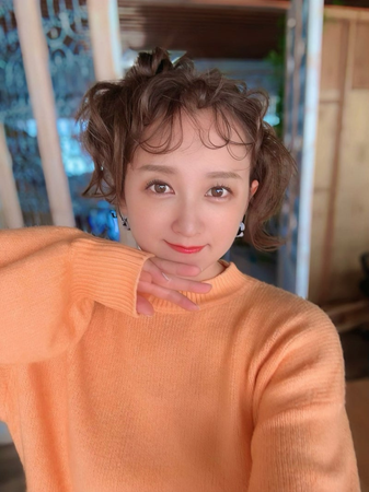  第１子妊娠中の小松彩夏、くるくるヘアに「キャワ」の声 