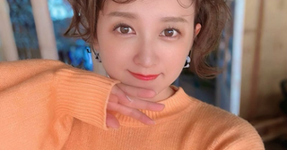  第１子妊娠中の小松彩夏、くるくるヘアに「キャワ」の声 