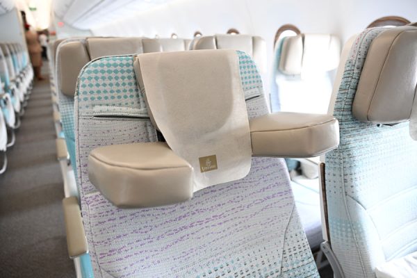 エミレーツ航空、エコノミークラスに首と頭を固定できるヘッドレスト「U-Deram」を採用