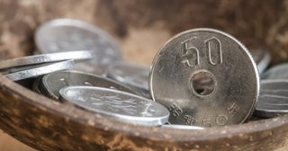 穴がずれている「50円玉」には価値がある？売ったらいくらになる？
