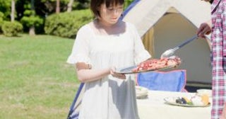 職場のBBQで肉を焼き続けた“女性契約社員”が知った真実「虚しくなって、ボロボロ泣いてしまいました」