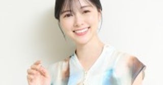 白石麻衣、懐かしの“平成”風衣装でギャルピース「女子校感めちゃ出ています」
