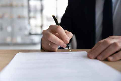 転職先の“身元保証書”に「3000万円まで賠償」とありビックリ！「こんなの家族に頼めない…」こういう契約って“普通”なんですか？ 押さえておきたいポイントを解説