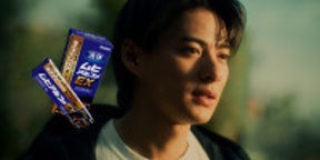 平野紫耀、「ムヒシリーズ」新CMでひまわり畑ではしゃぐ姿＆大ジャンプ披露！岸優太とのドキドキエピソードも明かす