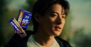 平野紫耀、「ムヒシリーズ」新CMでひまわり畑ではしゃぐ姿＆大ジャンプ披露！岸優太とのドキドキエピソードも明かす