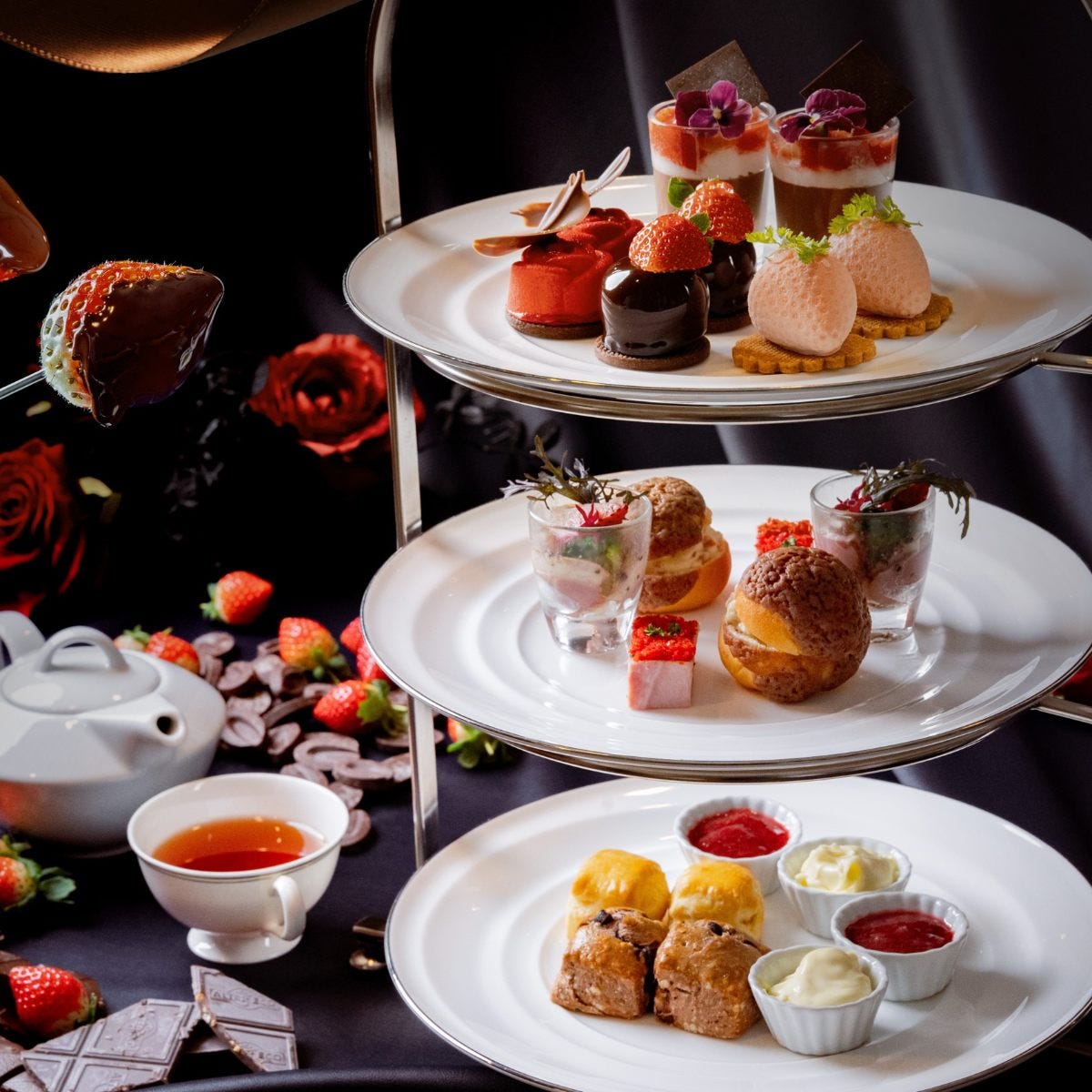 グランドプリンスホテル大阪ベイのアフタヌーンティー。フレッシュないちごをディップする「チョコレートフォンデュ」も