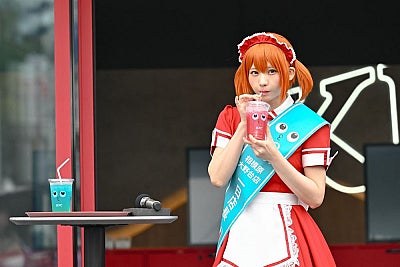 えなこ、KFCカラーの特別衣装で1日店長就任新商品『ちゅる～りぃ』に「青春の味がします」