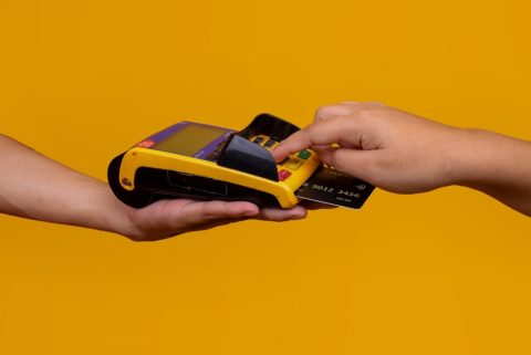 父が亡くなった後も、母は父の「家族カード」で買い物を続けています。「自分の名義だから問題ない」と言いますが、このまま利用を続けてもよいのでしょうか？