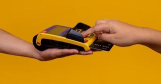 父が亡くなった後も、母は父の「家族カード」で買い物を続けています。「自分の名義だから問題ない」と言いますが、このまま利用を続けてもよいのでしょうか？