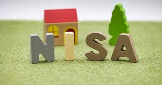 退職金2000万円で「NISA」を始めるという父。60代なら「貯金」のほうが安心だと思うけど、投資にまわすメリットはあるの？ 注意点もあわせて解説