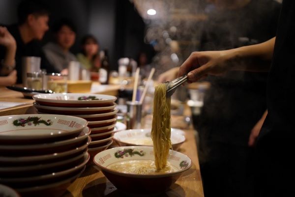 札幌・すすきので行列を作った月1営業の「豚骨拉麺大河」が常設店に店内を飾る店主撮影の写真にも注目