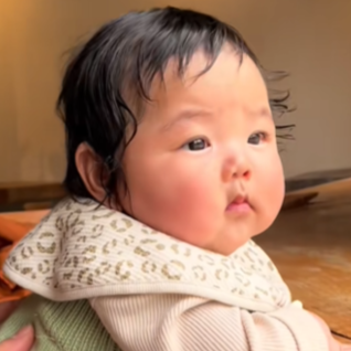 「絶対触らないから見つめさせて」カフェに降臨した生後4ヶ月の【むちむち天使】に心奪われる人続出