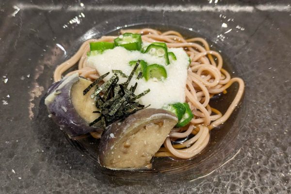 JAL、国際線ファーストクラスラウンジで「桜うどん」を提供6月1日から