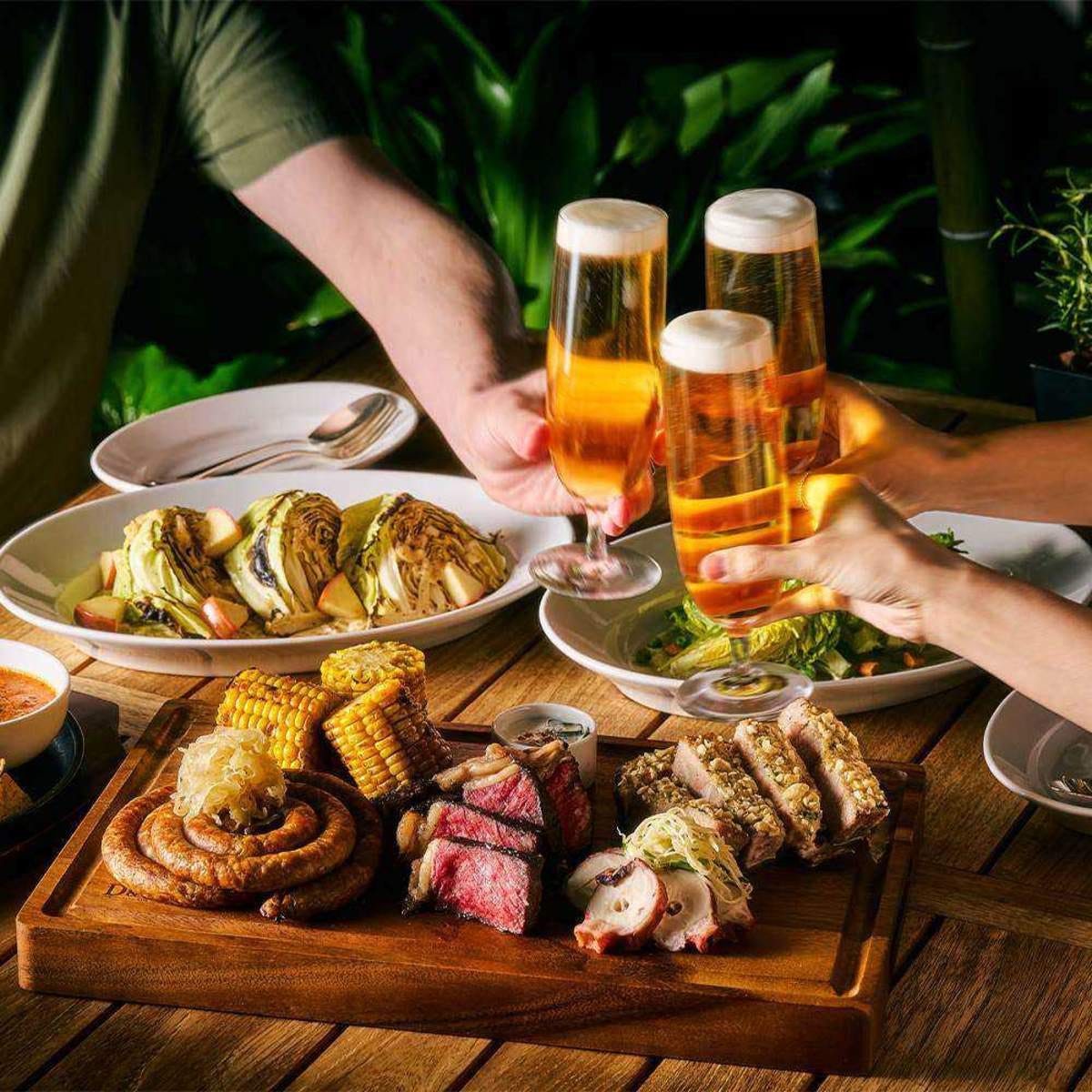 夜風を感じるホテルテラスで乾杯！都心のおしゃれなビアガーデン3選。炭火グリルやBBQも