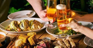 夜風を感じるホテルテラスで乾杯！都心のおしゃれなビアガーデン3選。炭火グリルやBBQも