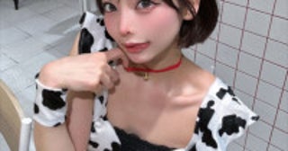 「デカ女」で話題の美女、牛コス姿を披露「出荷されます」ネット絶賛「可愛すぎ」ミニ丈×ミニスカで魅了