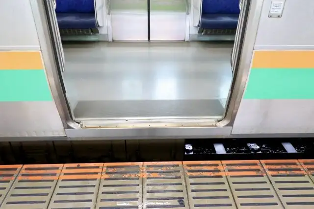 車椅子で通勤している私。人身事故の翌日、電車へのスロープ板をお願いしたら駅員からまさかの言葉が（京都府・40代女性）