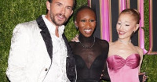 絆が素敵！『ウィキッド』キャストが「最もセクシーな男性」選出のジョナサン・ベイリーを“顔プリントTシャツ”で祝福