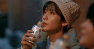 目黒蓮＆ミセスがCM初共演！目黒が路上で歌うミセスに差し入れする「午後の紅茶」新CM公開