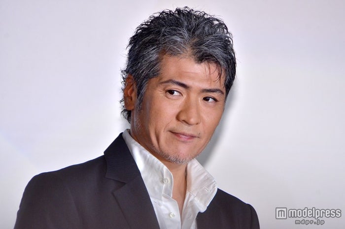 吉川晃司、左目失明の危険で緊急手術 ライブ延期を発表「激しい運動は控える等の制限があるため」