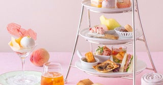 横浜ベイホテル東急の「桃アフタヌーンティー」。山梨県産の桃を使ったスイーツ＆セイボリーを1人1台のスタンドで提供