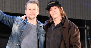 “処刑人”コンビ、ノーマン・リーダス＆ショーン・パトリック・フラナリーが肩組み絆を語り合う！