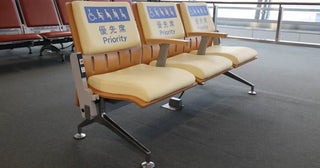 中部国際空港、第1ターミナル待合室に新型優先席を導入
