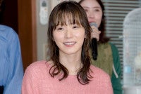 『ダウンタイム』“沼田”松岡茉優、本編とギャップがかわいいオフショットに「メロい」「見上げる姿かわいすぎ」の声