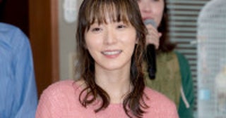 『ダウンタイム』“沼田”松岡茉優、本編とギャップがかわいいオフショットに「メロい」「見上げる姿かわいすぎ」の声
