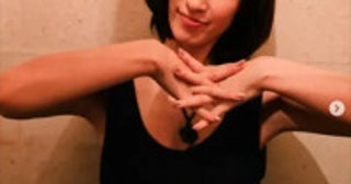 “息子の父親”公表した未婚の女優41歳、ノースリーブの脇見せショット切なげな表情に絶賛の声