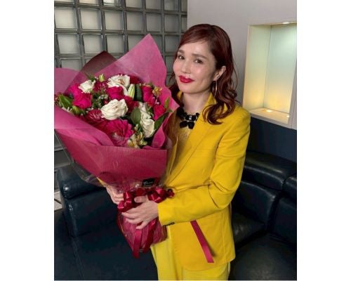  平野ノラ、イエロースーツ×バブリーな花束抱えたオフショ公開 