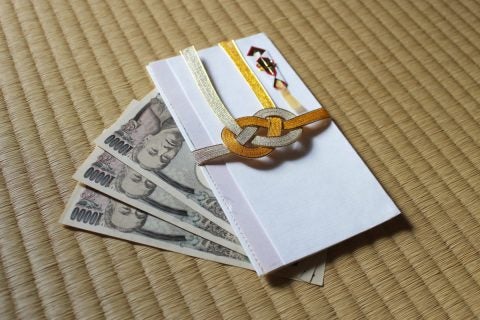 息子が“直接渡さないからバレない”と、友人に「ご祝儀2万円」包んだと聞き驚き！ 非常識だと“絶縁されるレベル”だと感じますが、まだ社会人2年目なら「知らなかった」で済むでしょうか？