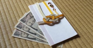 息子が“直接渡さないからバレない”と、友人に「ご祝儀2万円」包んだと聞き驚き！ 非常識だと“絶縁されるレベル”だと感じますが、まだ社会人2年目なら「知らなかった」で済むでしょうか？