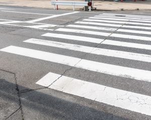 横断歩道で「車が通るたびに渡ろうとする70歳の父」…警察沙汰に発展も「自分は間違っていない」と逆ギレ