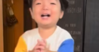 ルンバに抱っこをねだってみた2歳児、無理を悟る。…からの【セルフツッコミ】が鋭くも爽やかすぎて「最高やん」「オチｗ」
