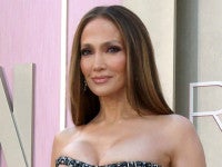 ジェニファー・ロペスの身体に巨大な虫コンサートでの衝撃体験を振り返る「首元まで這い上がって…」
