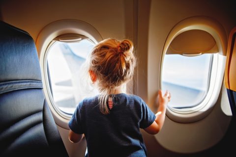 飛行機で窓側席だったのですが、隣の家族に「子どもに外を見せたい」と言われて席を変えました。航空会社的には問題なかったでしょうか？