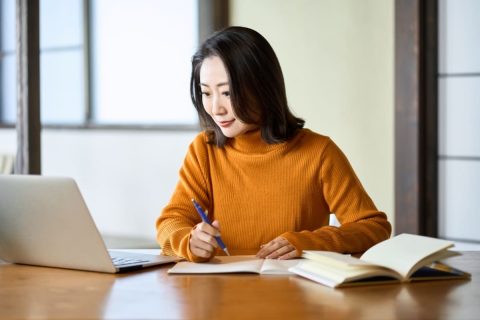 「リスキリング」の重要性が叫ばれていますが、実際に勉強時間を確保できる人は限られています。仕事が忙しい中、どこまで自己投資に時間を割くべきでしょうか？