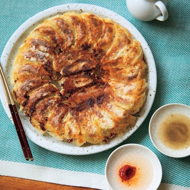 ”焼いてゆでる”イメージで、皮とあんを一体化！「焼き餃子」【定番おかずの新しい作り方】