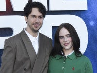 ビリー・アイリッシュ、噂の恋人ナット・ウルフとレッドカーペットデビュー