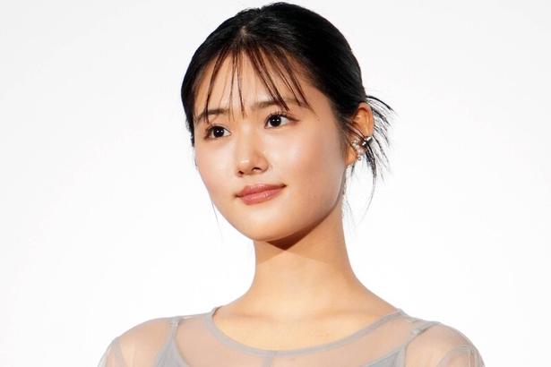 「聖地巡り」…原菜乃華、一輪の花を差し出す姿に「かわいすぎる」「オタ活ほんとうに楽しそう」の声