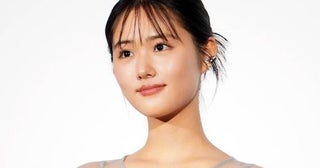 「聖地巡り」…原菜乃華、一輪の花を差し出す姿に「かわいすぎる」「オタ活ほんとうに楽しそう」の声