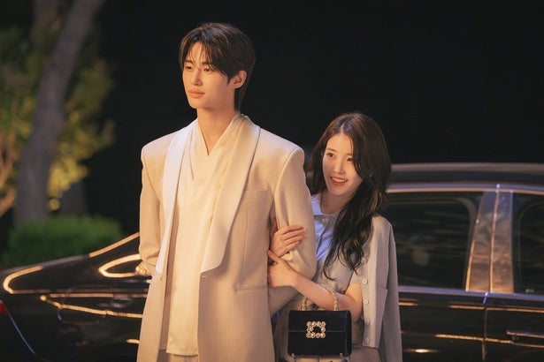 「眼福の極み！」IU“ヒジュ”＆ビョン・ウソク“イアン大君”本気のキスに視聴者メロメロ華麗なワルツ＆プロポーズシーンも話題＜21世紀の大君夫人＞