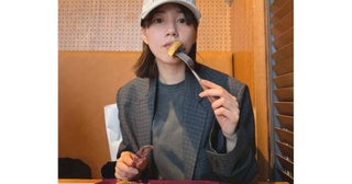  のん、あんバタートーストを頬張る休日ショット「おいし」 