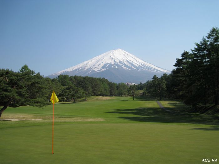 富士山の撮影に夢中でコース内が大渋滞！ ロッカーに入ると裸の人？ 外国人観光客の増加で起こるゴルフ場のトラブルとは？