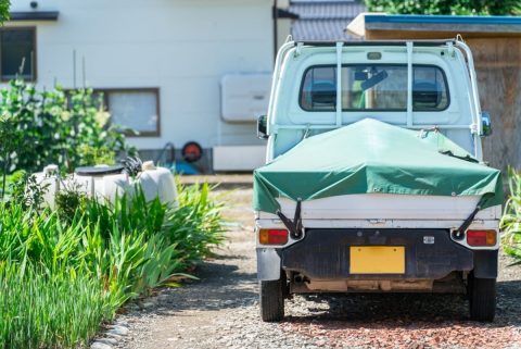近所で「不用品を無料で回収します」というトラックをよく見かけます。なぜ、お金をもらわずに不用品を引き取れるのでしょうか？