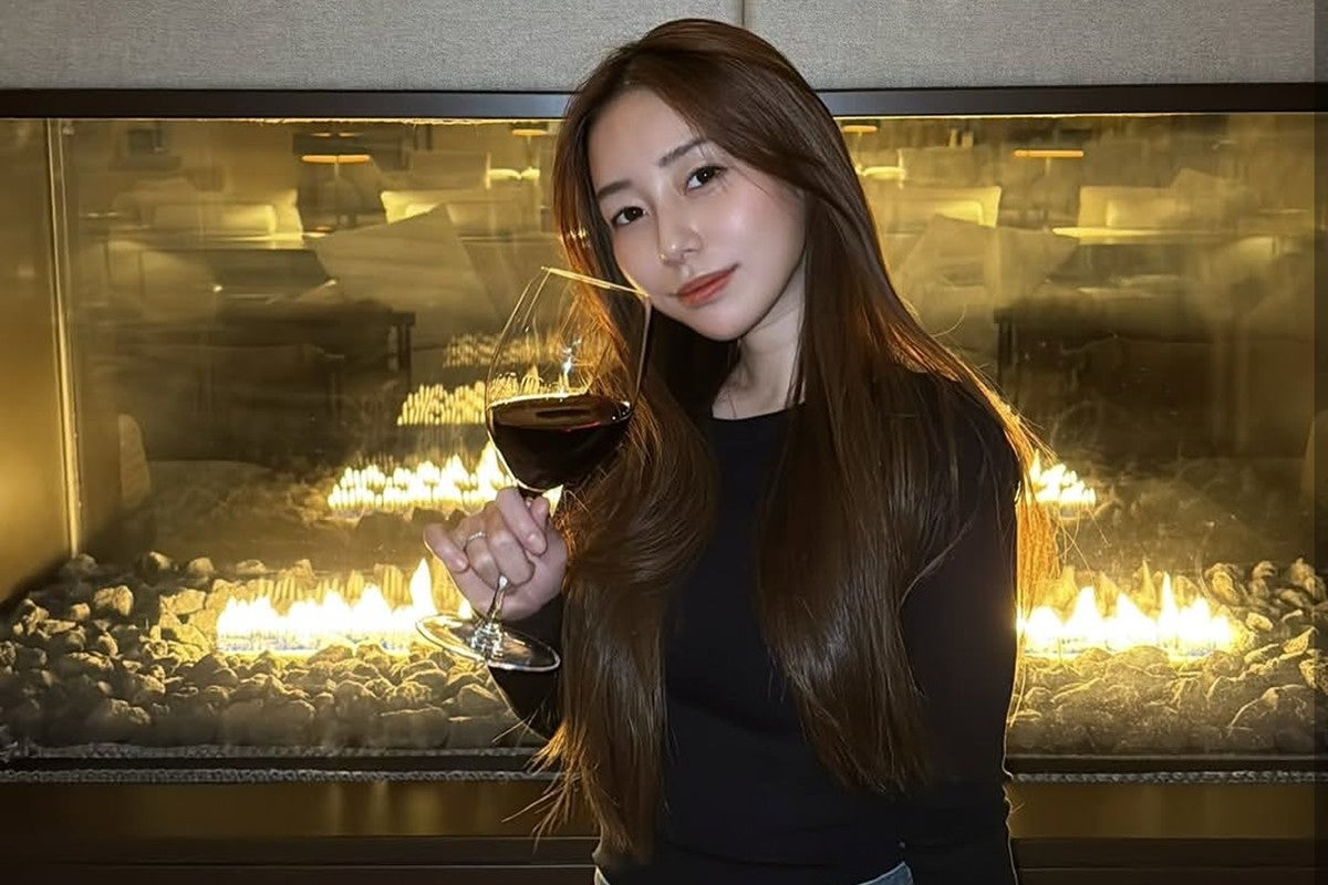 「あまりに迷惑」20代女性インフルエンサー新幹線車内で“下ネタ”全開動画を撮影→物議…「貸切状態でした」と釈明も“配慮を欠いた”と謝罪