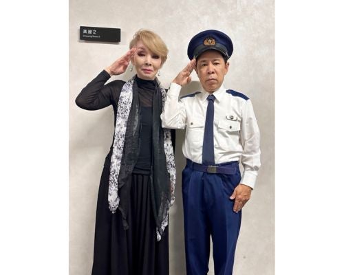  研ナオコ、ナイナイ岡村隆史と“敬礼”２ショット公開 